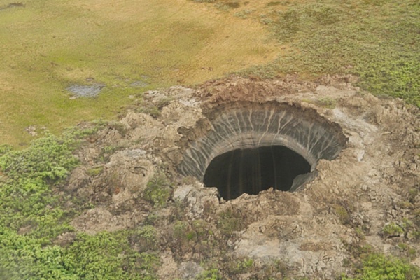 Огромная воронка на Ямале превратилась в глубокое озере