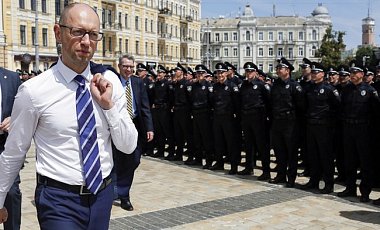 Яценюк: патрульная служба не должна заниматься борьбой со стихийной торговлей