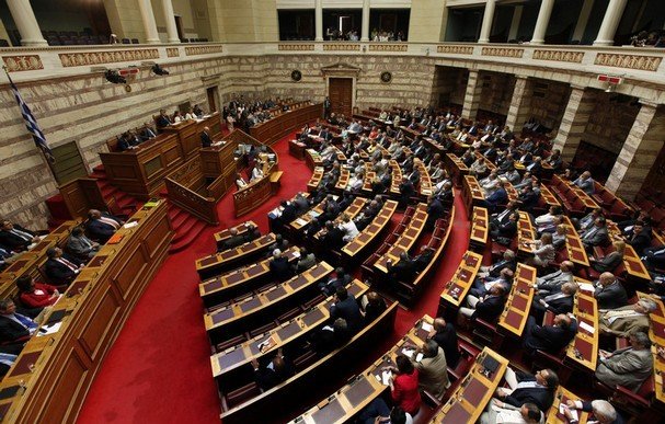 Парламент Греции одобрил направленные международным кредиторам решения