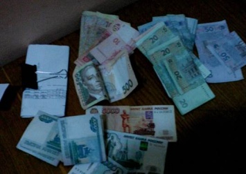 В Винницкой обл. задержали мужчину при незаконном обмене валют, изъято более 100 тыс. грн