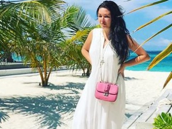 Ирина Дубцова не вместила грудь в бикини на Мальдивах (фото)