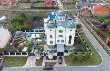 Зампредседателя полтавского суда возвел себе дом в виде церкви