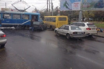 В Одессе трамвай протаранил легковушку и парализовал движение (ФОТО)