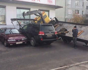 Эвакуатор упал на Toyota Land Cruiser в Калиниградской области