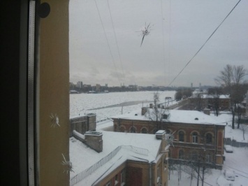 Неизвестные обстреляли квартиру с маленьким ребенком на Октябрьской набережной Петербурга
