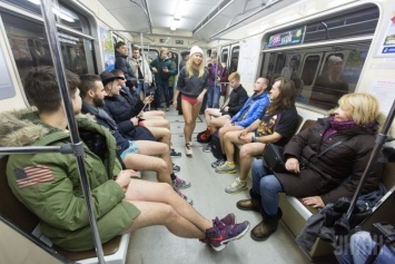 В Киеве молодежь наплевала на непогоду и прокатилась в метро в одних трусах