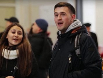Запорожский завод отметил День рождения флешмобом на центральном вокзале (Видео)