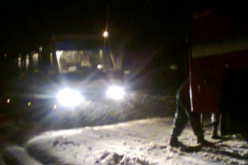 На Полтавщине спасатели освободили из снежных заторов 12 автомобилей