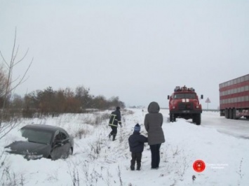 Автомобиль с малолетними детьми застрял в заснеженном кювете в Ровенской области