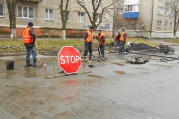 На Торской в Славянске восстанавливают дорожную плитку (фотофакт)
