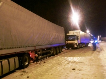 Из-за заносов в Житомирской области образовался затор из 25 грузовиков