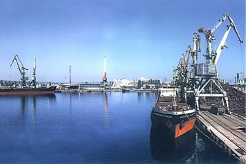 Работники Николаевского порта потребовали уволить министра Омеляна и свое руководство