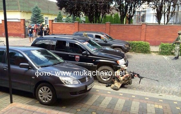 Бандитов в Мукачево окружили и поставили ультиматум (ВИДЕО)