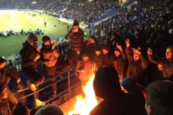 В Харькове на футбольном матче украинские фанаты сожгли флаг Сербии (ФОТО)
