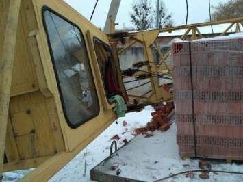 Во Львове строительный кран на новостройке упал на рабочего