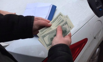 Под Одессой женщина пыталась дать сотруднику ГФС $1,5 тыс взятки