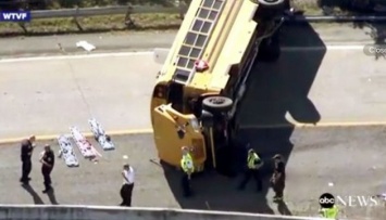 Авария школьного автобуса в США: десятки детей ранены