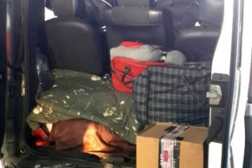 На админгранице с Крымом пограничники задержали авто с 6 чемоданами нелегальной одежды