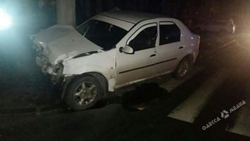 В Одессе автомобили не поделили дорогу: в результате столкновения их отбросило на тротуар