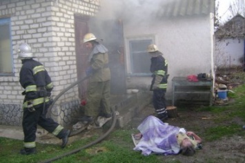 На Херсонщине прохожий во время пожара спас больную женщину, которая не вставала с постели