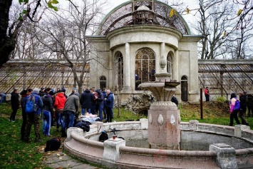В оранжерее Маразли прошел субботник: одесситы надеются на восстановление памятника архитектуры
