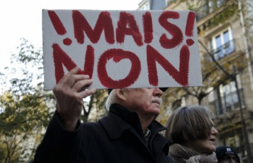 В Париже несколько сотен человек митинговали против политики Трампа