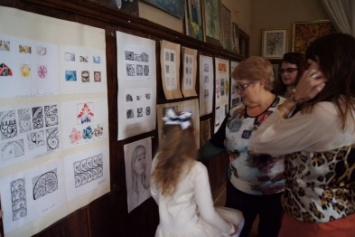 В Ялтинском Центре детско-юношеского творчества прошла юбилейная выставка «Эстафета поколений»