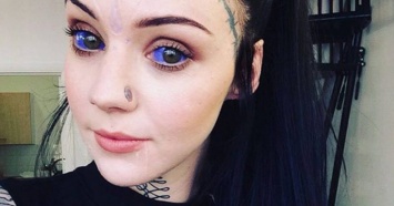 Художница-татуировщик покрасила свои глаза и удалила пупок по одной очень сумасшедшей причине