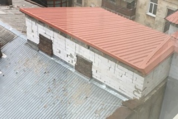 Домик "Карлсона" изуродовал старинное здание в центре Одессы (ФОТО)