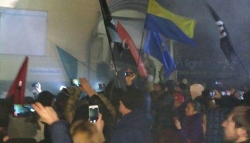 Митингующие подожгли здание в центре Киева