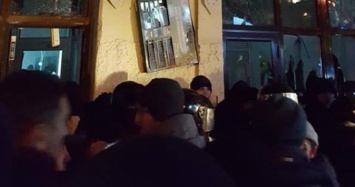 В Киеве жгли шины на Майдане, атаковали «офис Медведчука» и «Сбербанк» (ФОТО, ВИДЕО)