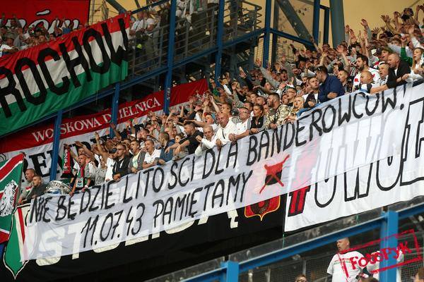 «К бандеровцам милости не будет» - плакаты на матче Суперкубка Польши