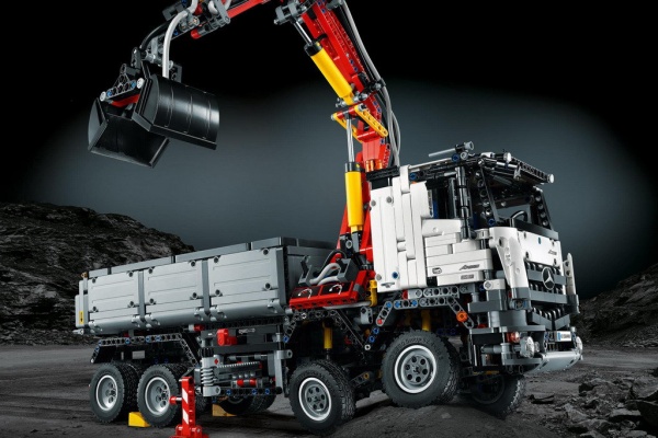 Lego и Mercedes выпустили суперконструктор