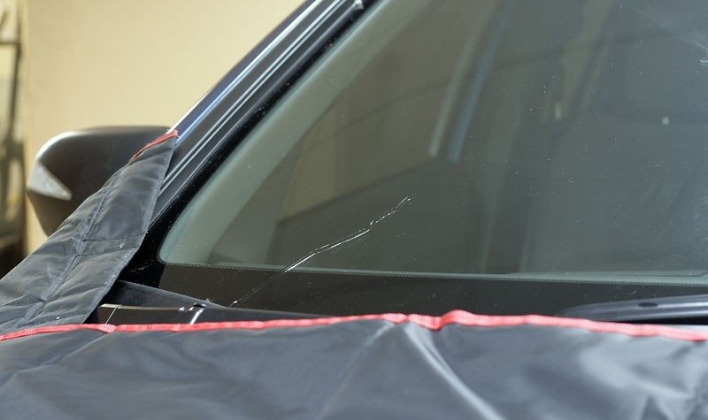 Как осуществить ремонт треснутого стекла автомобиля