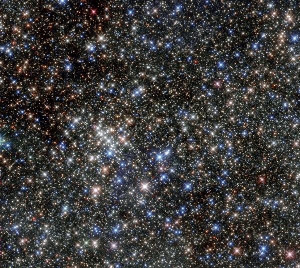 Орбитальный телескоп «Хаббл» сделал четкие фото звездного скопления Quintuplet