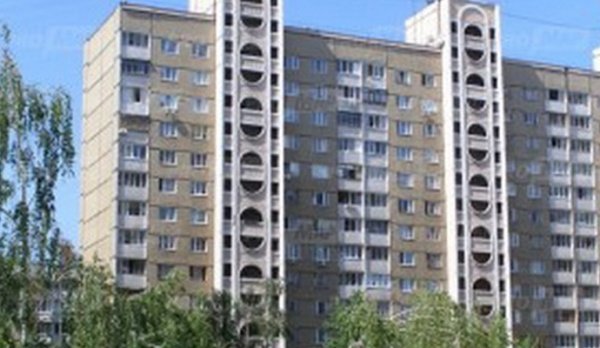 В Киеве с 10-го этажа дома выбросился мужчина