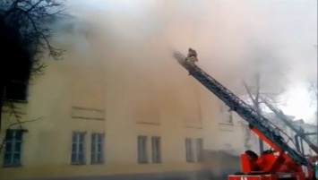 Местный ДК в Нижнем Новгороде пытаются потушить более 130 пожарных