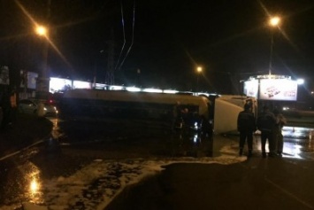 Ночное ДТП в Николаеве: перевернулась автоцистерна с маслом, водитель был пьян (ФОТО)