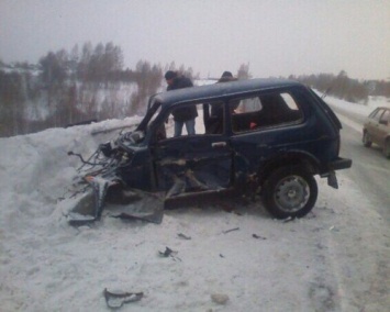 В Кемерово в ДТП с грузовиком разломало «Ниву»