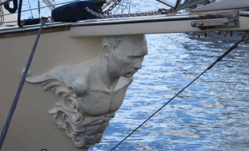 Путин-волнорез: на яхту установили гальюнного президента РФ: фото