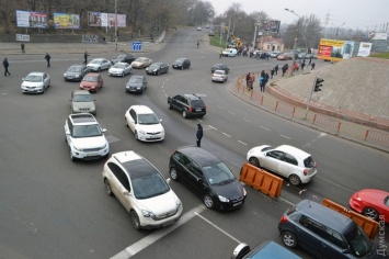 Первый день транспортного коллапса: в пробке на Пересыпи тянутся сотни машин