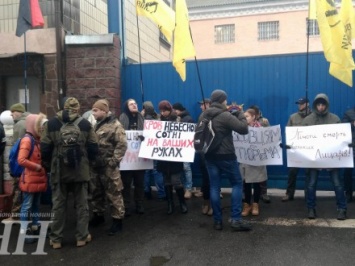 Активисты продолжают блокировать вход в Лукьяновское СИЗО