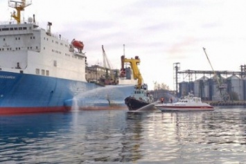 В Севастопольском морском порту тушили корабль «Новороссийск» (ФОТО)