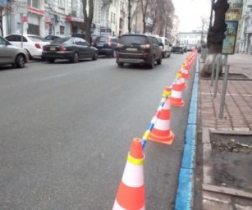 Парковку на центральных улицах Киева ограничили физически