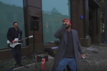 Украинская звезда спела на улице Москвы: опубликовано видео
