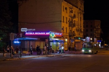На улицах Каменского установили 20 новых автобусных остановок