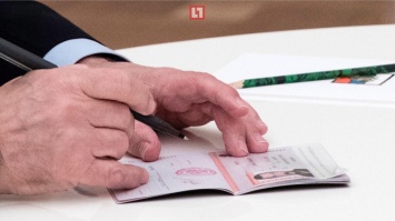 Путин вручил звезде боевиков Сигалу российский паспорт