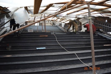 Возле Андреевской церкви в Киеве установили отреставрированную чугунную лестницу