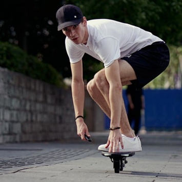 Китайцы представили двухколесный электрический скейтборд