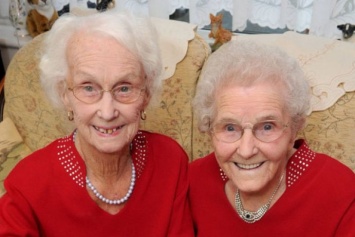 Столетние близняшки из Британии рассказали о секретах долголетия